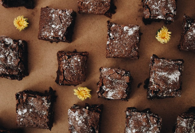 Süßkartoffel Brownie mit Pekannüssen und Schokolade auf weißem Teller in der Küche