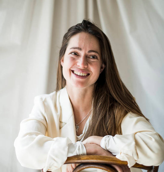 Pia Hauschild, Co Founder - lächelt vor weißem Hintergrund